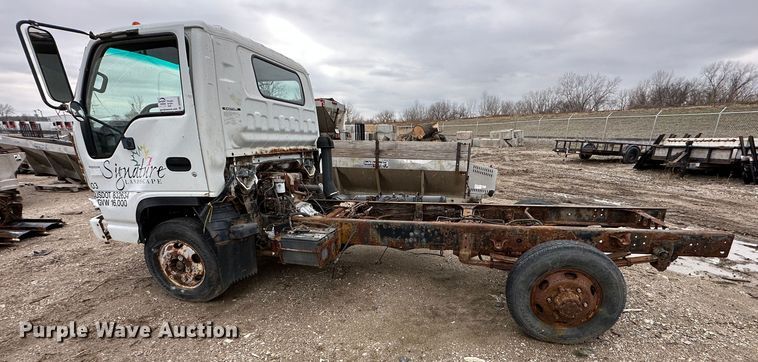 image for item DR5095 2000 Isuzu NPR  truck cab and chassis