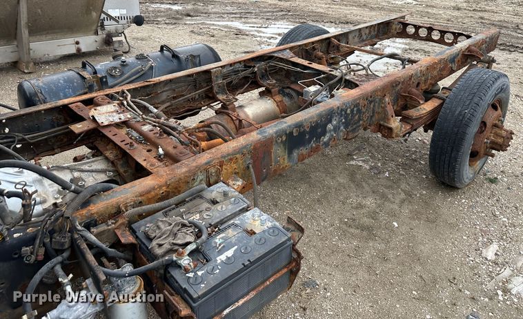 image for item DR5095 2000 Isuzu NPR  truck cab and chassis