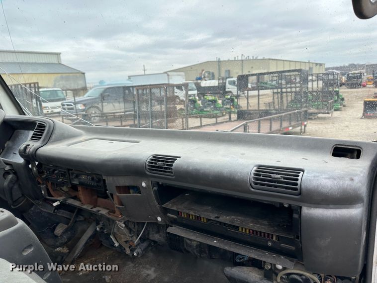 image for item DR5095 2000 Isuzu NPR  truck cab and chassis