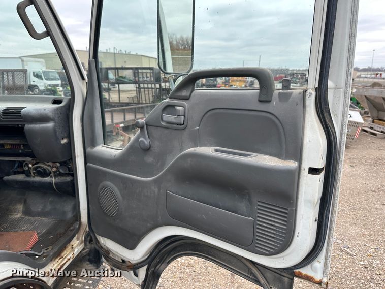 image for item DR5095 2000 Isuzu NPR  truck cab and chassis