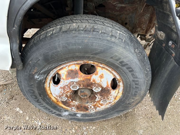 image for item DR5095 2000 Isuzu NPR  truck cab and chassis