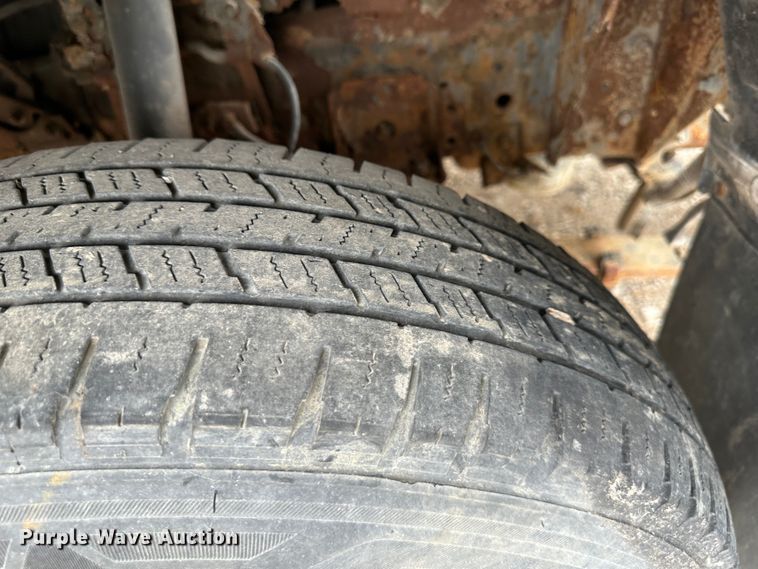 image for item DR5095 2000 Isuzu NPR  truck cab and chassis