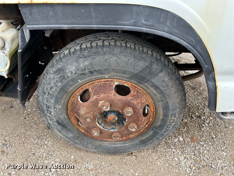 image for item DR5095 2000 Isuzu NPR  truck cab and chassis