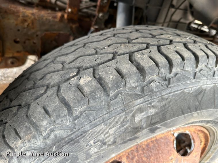 image for item DR5095 2000 Isuzu NPR  truck cab and chassis