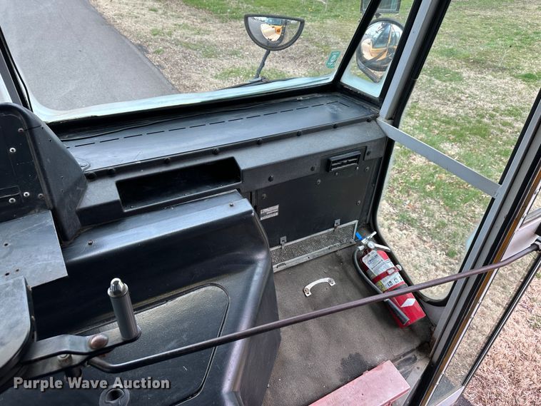 image for item DR5121 1995 International 3600  school bus