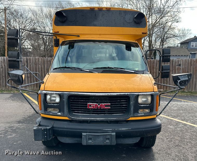 image for item DR5122 1999 GMC Savana 3500  school bus
