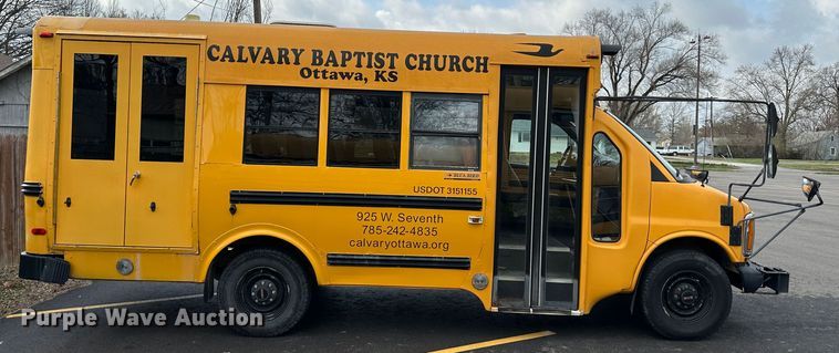 image for item DR5122 1999 GMC Savana 3500  school bus