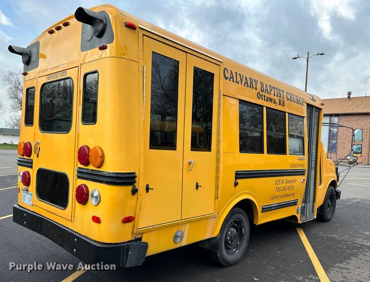 image for item DR5122 1999 GMC Savana 3500  school bus