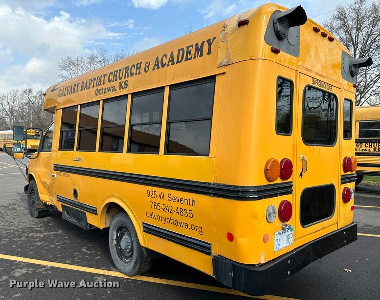 image for item DR5122 1999 GMC Savana 3500  school bus