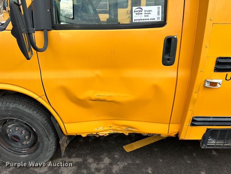 image for item DR5122 1999 GMC Savana 3500  school bus