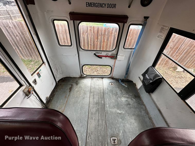 image for item DR5122 1999 GMC Savana 3500  school bus