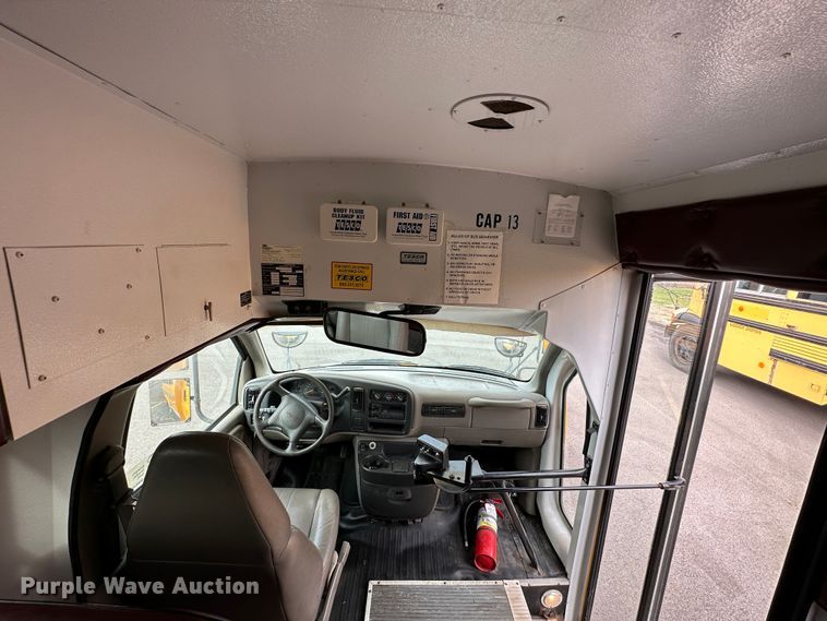 image for item DR5122 1999 GMC Savana 3500  school bus