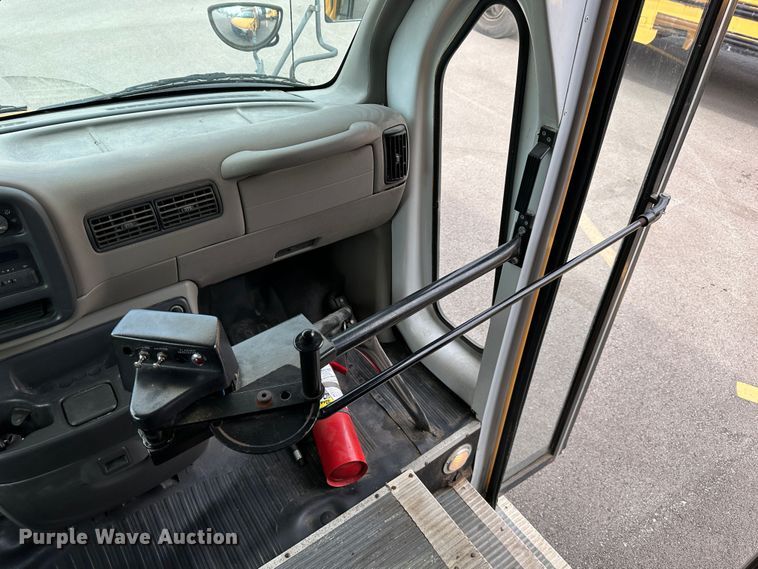 image for item DR5122 1999 GMC Savana 3500  school bus