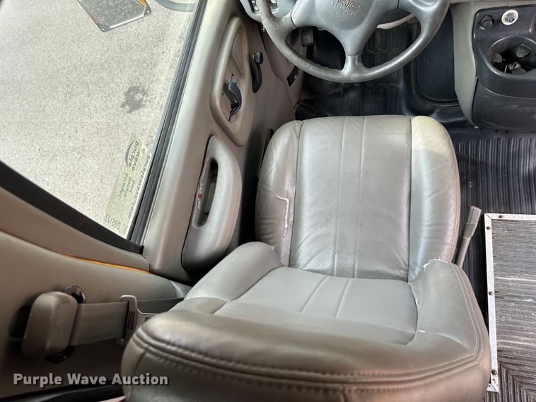 image for item DR5122 1999 GMC Savana 3500  school bus