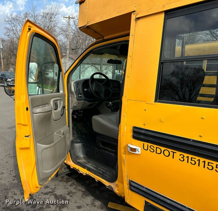 image for item DR5122 1999 GMC Savana 3500  school bus