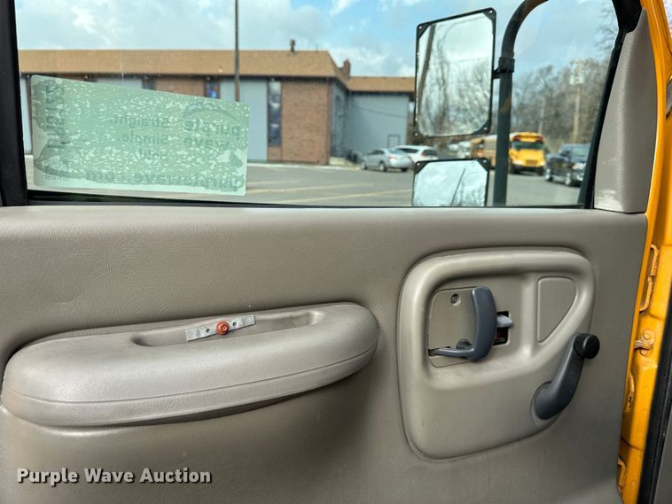 image for item DR5122 1999 GMC Savana 3500  school bus