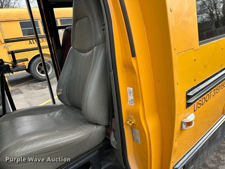 image for item DR5122 1999 GMC Savana 3500  school bus