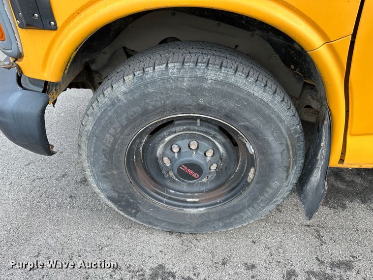 image for item DR5122 1999 GMC Savana 3500  school bus