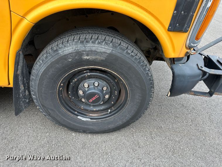 image for item DR5122 1999 GMC Savana 3500  school bus