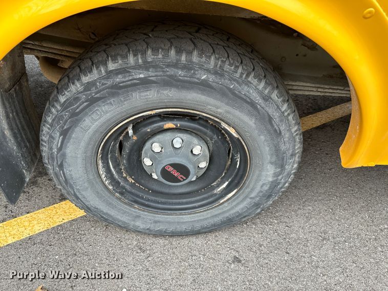 image for item DR5122 1999 GMC Savana 3500  school bus