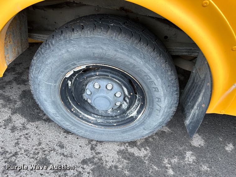 image for item DR5122 1999 GMC Savana 3500  school bus