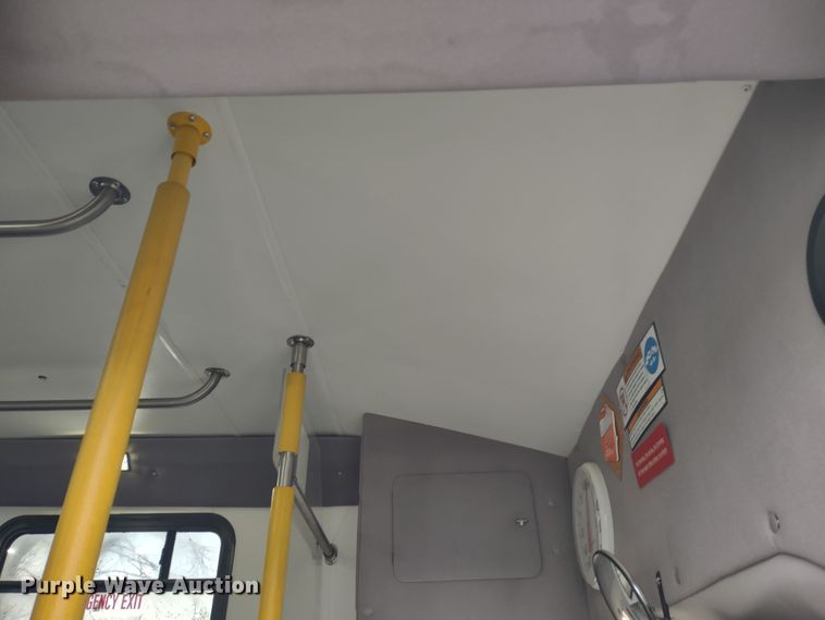 image for item DR8282 2015 Ford E450 Super Duty El Dorado  shuttle bus