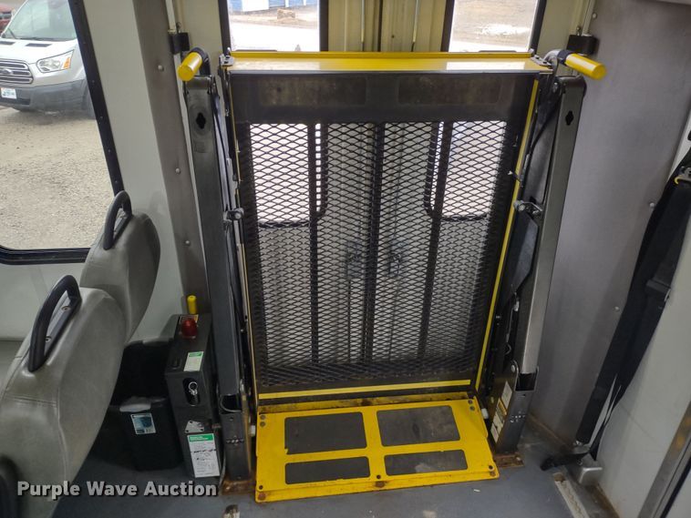 image for item DR8282 2015 Ford E450 Super Duty El Dorado  shuttle bus