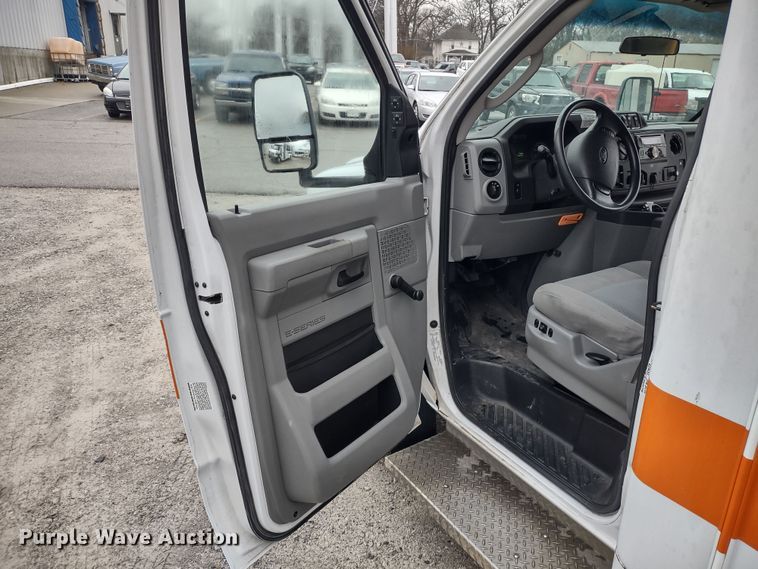 image for item DR8282 2015 Ford E450 Super Duty El Dorado  shuttle bus