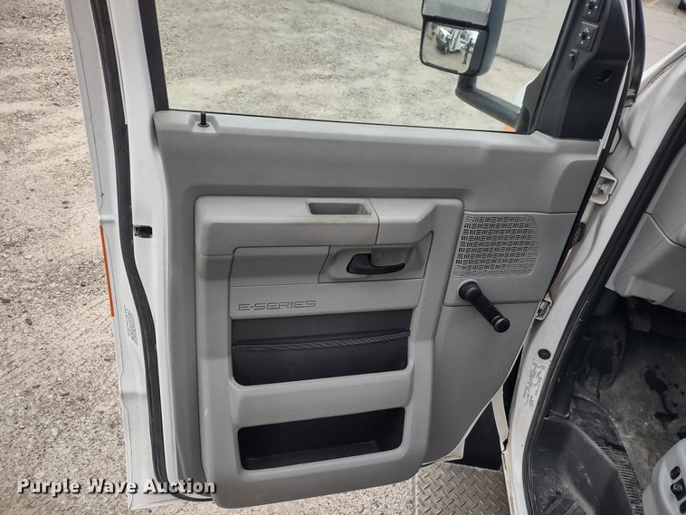 image for item DR8282 2015 Ford E450 Super Duty El Dorado  shuttle bus