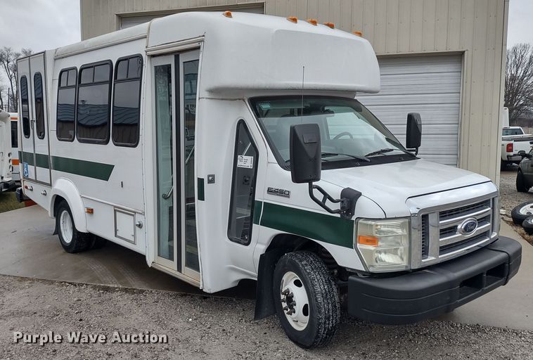 image for item DR8283 2011 Ford E450 Super Duty  shuttle bus