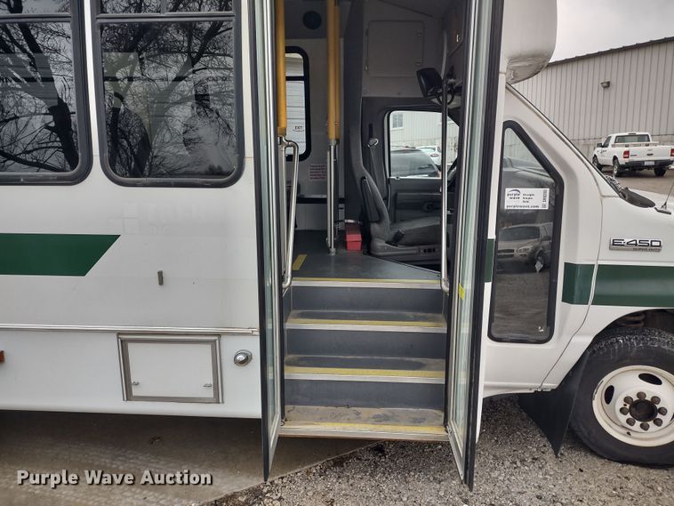 image for item DR8283 2011 Ford E450 Super Duty  shuttle bus