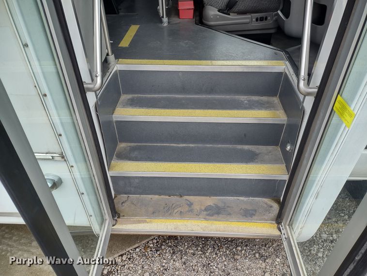 image for item DR8283 2011 Ford E450 Super Duty  shuttle bus