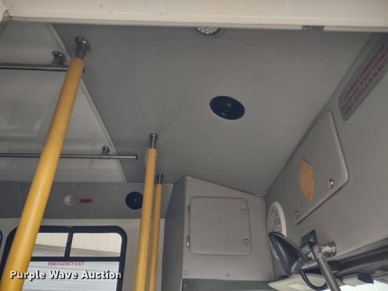 image for item DR8283 2011 Ford E450 Super Duty  shuttle bus