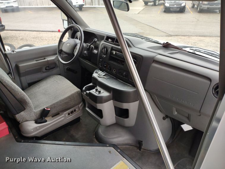 image for item DR8283 2011 Ford E450 Super Duty  shuttle bus