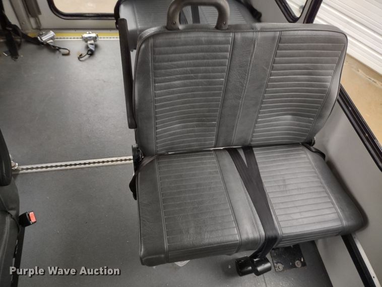 image for item DR8283 2011 Ford E450 Super Duty  shuttle bus