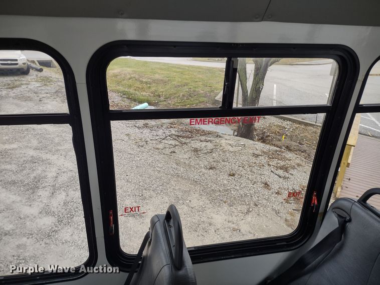 image for item DR8283 2011 Ford E450 Super Duty  shuttle bus