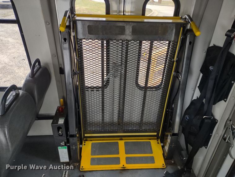 image for item DR8283 2011 Ford E450 Super Duty  shuttle bus