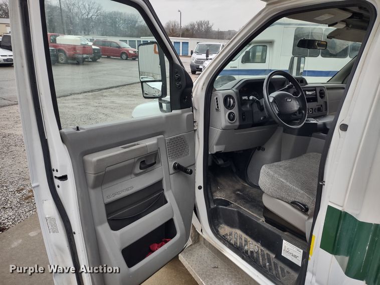 image for item DR8283 2011 Ford E450 Super Duty  shuttle bus