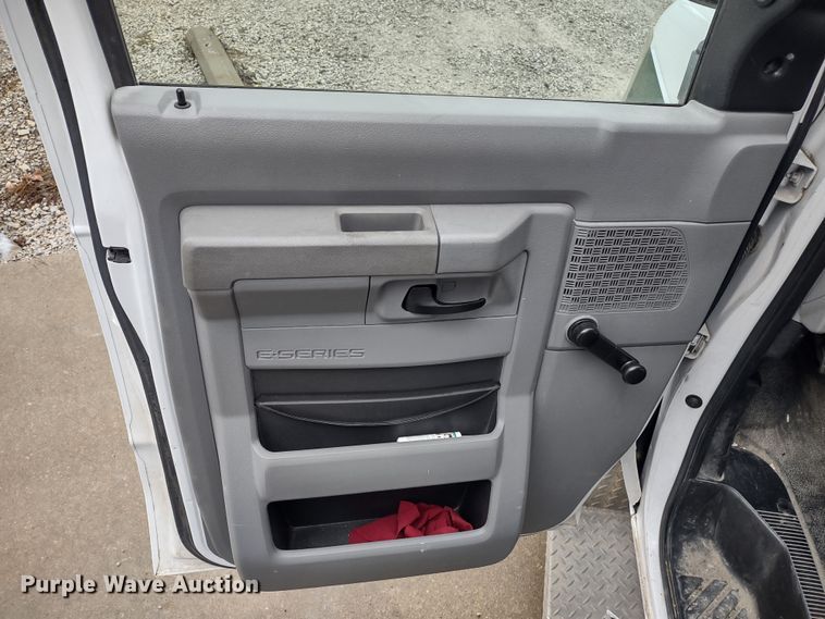 image for item DR8283 2011 Ford E450 Super Duty  shuttle bus