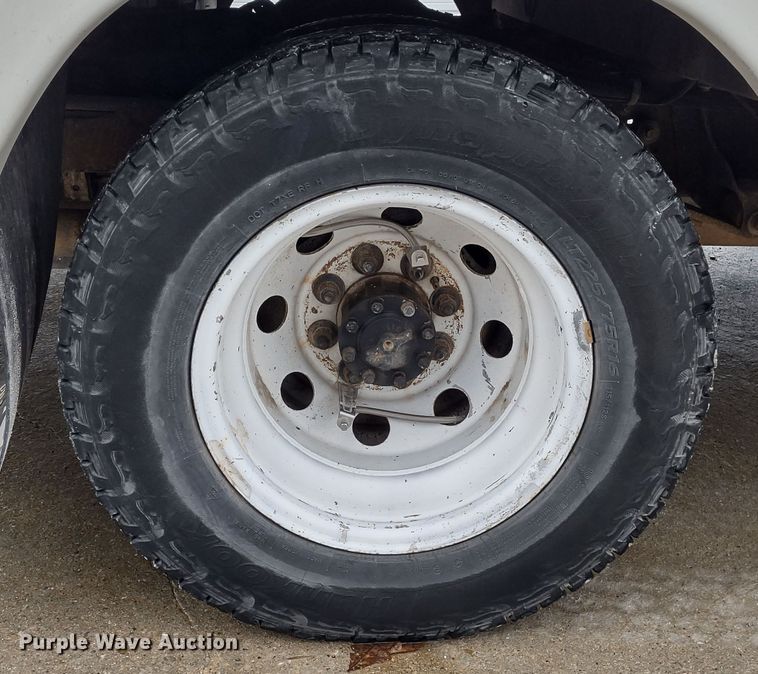 image for item DR8283 2011 Ford E450 Super Duty  shuttle bus