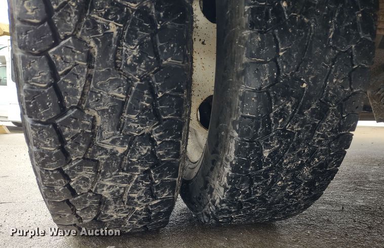 image for item DR8283 2011 Ford E450 Super Duty  shuttle bus