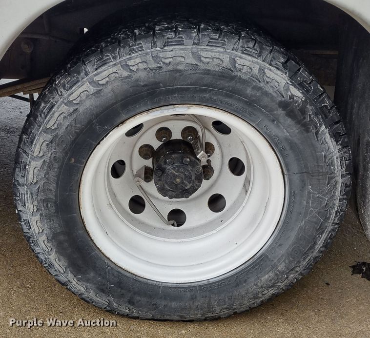 image for item DR8283 2011 Ford E450 Super Duty  shuttle bus