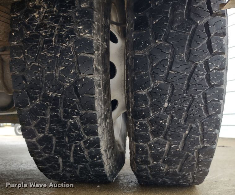 image for item DR8283 2011 Ford E450 Super Duty  shuttle bus