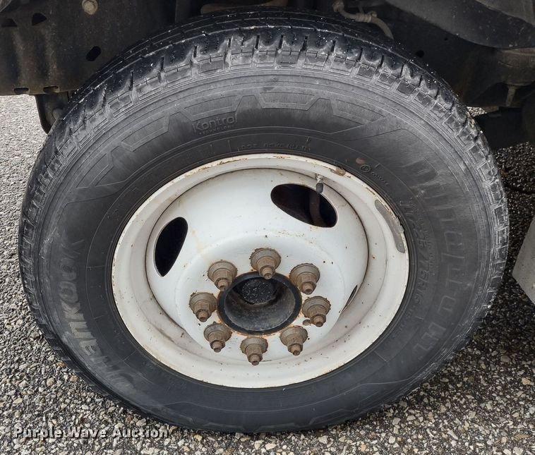 image for item DR8283 2011 Ford E450 Super Duty  shuttle bus