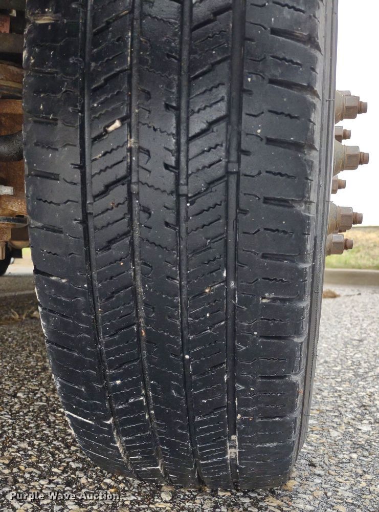 image for item DR8283 2011 Ford E450 Super Duty  shuttle bus