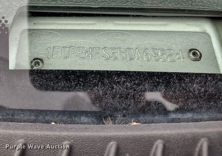 image for item DR8283 2011 Ford E450 Super Duty  shuttle bus