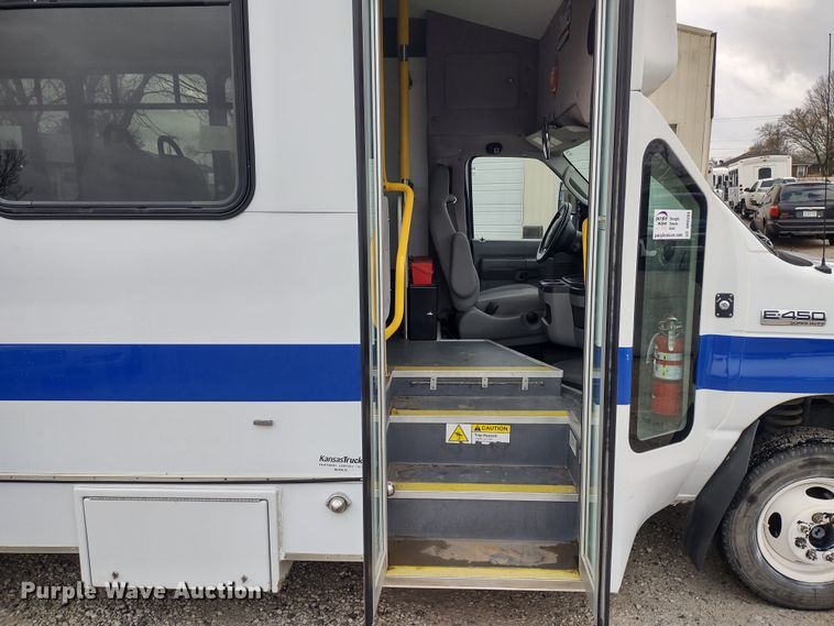 image for item DR8284 2015 Ford E450 Super Duty El Dorado  shuttle bus