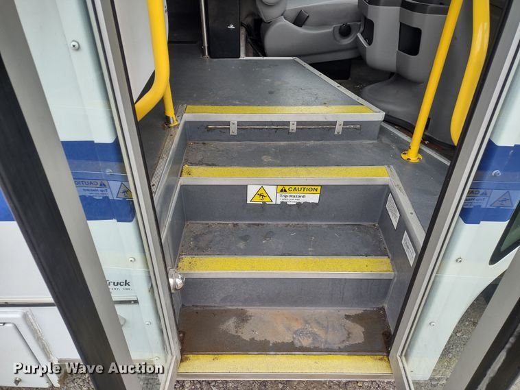 image for item DR8284 2015 Ford E450 Super Duty El Dorado  shuttle bus