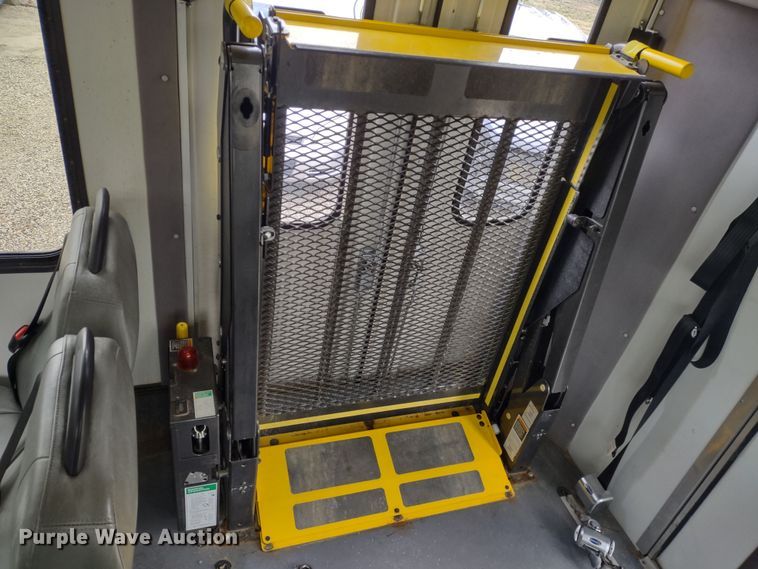 image for item DR8284 2015 Ford E450 Super Duty El Dorado  shuttle bus