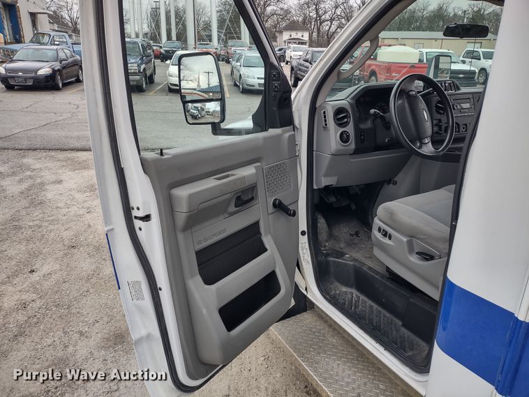 image for item DR8284 2015 Ford E450 Super Duty El Dorado  shuttle bus